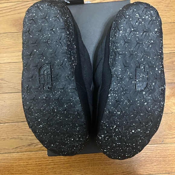 North Face Shoe puffer slippers - Picture 2 of 3